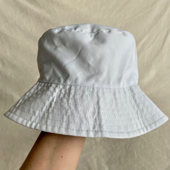 Alice + Olivia Reversible Daisy Print Bucket Hat - Picture 12 of 14